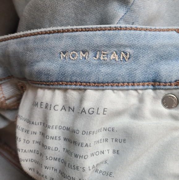 AE Ripped Mom Jean 10 Short - Picture 3 of 5
